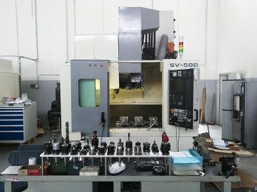 Frontansicht der MORI SEIKI SV-500 Maschine