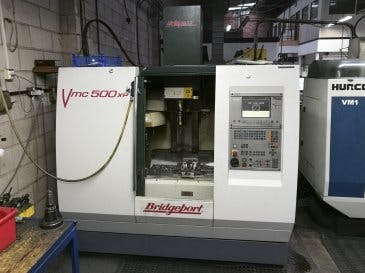 Frontansicht der Bridgeport VMC 500 XP Maschine